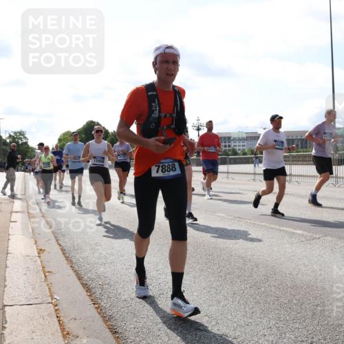 29.06.2025 - hella hamburg halbmarathon Lena Gebhardt http://msf.ph/oto/8385058 29.06.2025 10:02:54 Lombardsbrücke 12908, 16160, 7888, 6233, 16237, 1414, 1482, 1702, 1733, 2685, 2712, 2780, 2782, 2810, 2819, 3225, 3572, 3630, 3780, 3919, 3976, 4066, 4204, 4613, 4665, 4904, 5734, 6208, 6217, 6752, 6815, 6860, 6997, 7049, 7210, 7211, 7869, 7888, 8003, 8364, 8481, 8483, 8614, 8624, 8662, 8749, 9006, 9131, 9439, 9554, 9986, 10128, 10295, 10539, 10824, 11250, 11515, 11670, 11702, 11782, 11935, 11968, 12169, 12177, 12422, 12908, 13036, 13664, 13874, 14224 meine-sportfotos.de