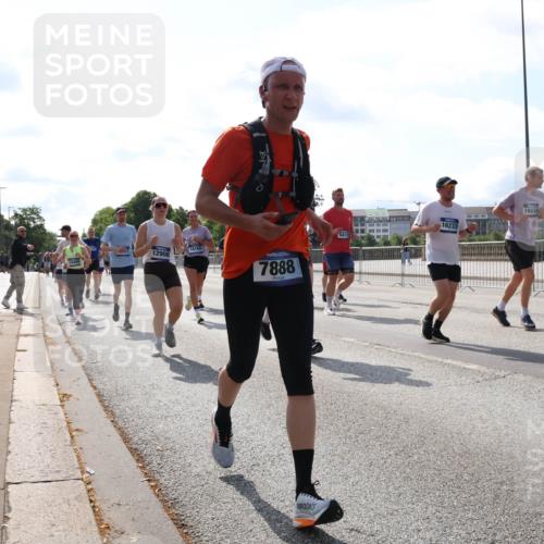 29.06.2025 - hella hamburg halbmarathon Lena Gebhardt http://msf.ph/oto/8385100 29.06.2025 10:02:54 Lombardsbrücke 12908, 16160, 7888, 16233, 16237, 1414, 1482, 1702, 1733, 2685, 2712, 2780, 2782, 2810, 2819, 3225, 3572, 3630, 3780, 3919, 3976, 4066, 4204, 4613, 4665, 4904, 5734, 6208, 6217, 6752, 6815, 6860, 6997, 7049, 7210, 7211, 7869, 7888, 8003, 8364, 8481, 8483, 8614, 8624, 8662, 8749, 9006, 9131, 9439, 9554, 9986, 10128, 10295, 10539, 10824, 11250, 11515, 11670, 11702, 11782, 11935, 11968, 12169, 12177, 12422, 12908, 13036, 13664, 13874, 14224 meine-sportfotos.de