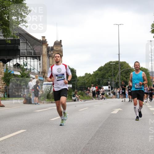 29.06.2025 - hella hamburg halbmarathon Yannick Fuchs http://msf.ph/oto/8385103 29.06.2025 10:55:12 20KM 1188, 1453, 1823, 2426, 2661, 3698, 5379, 5602, 5603, 5613, 5775, 6674, 6708, 6921, 7250, 7306, 7759, 8177, 8483, 9071, 9453, 9611, 9752, 9984, 10295, 10882, 11515, 12377, 12789, 12908, 13516, 13558, 15008, 16614, 16621, 17145, 17181, 17226, 17670, 17951, 18133, 19242 meine-sportfotos.de