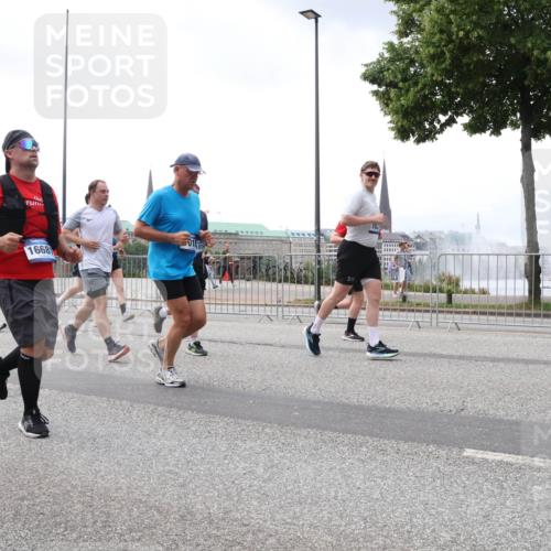 29.06.2025 - hella hamburg halbmarathon Lena Gebhardt http://msf.ph/oto/8385108 29.06.2025 10:40:28 Lombardsbrücke 1668, 1018, 1037, 1058, 1075, 1291, 1323, 1691, 2019, 2042, 2109, 2173, 2206, 2254, 2515, 2572, 2762, 2763, 2866, 2888, 3121, 3237, 3293, 3295, 3306, 3515, 3607, 3808, 3810, 4044, 4173, 4271, 4411, 4471, 4612, 4756, 4906, 4972, 5059, 5113, 5263, 5351, 5352, 5702, 5877, 5901, 5975, 6076, 6097, 6163, 6229, 6278, 6280, 6363, 6463, 6548, 6673, 6750, 6866, 6876, 6890, 6920, 7108, 7174, 7675, 7850, 7956, 8307, 8378, 8391 meine-sportfotos.de