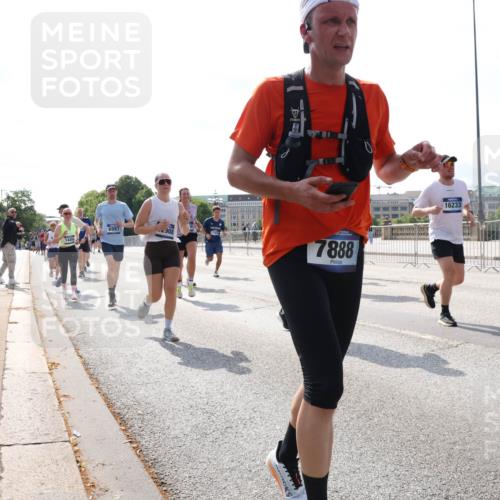 29.06.2025 - hella hamburg halbmarathon Lena Gebhardt http://msf.ph/oto/8385163 29.06.2025 10:02:55 Lombardsbrücke 908, 6997, 7888, 16233, 1414, 1482, 1702, 1733, 2685, 2712, 2780, 2782, 2810, 2819, 3225, 3572, 3630, 3780, 3919, 4204, 4613, 4665, 4904, 5734, 6208, 6217, 6752, 6815, 6997, 7049, 7210, 7211, 7869, 7888, 8003, 8364, 8481, 8483, 8614, 8624, 8662, 8749, 9006, 9131, 9439, 9554, 9986, 10128, 10295, 10539, 10824, 11250, 11515, 11702, 11782, 11935, 11968, 12169, 12177, 12422, 12908, 13036, 13664, 13874, 14224 meine-sportfotos.de