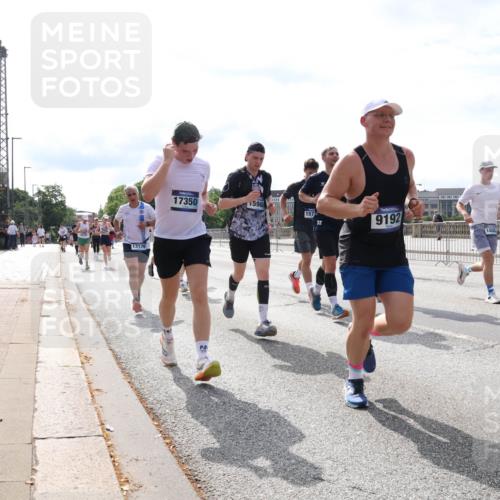 29.06.2025 - hella hamburg halbmarathon Lena Gebhardt http://msf.ph/oto/8385187 29.06.2025 10:15:47 Lombardsbrücke 13179, 17350, 1598, 157, 9192, 1156, 1308, 1440, 1651, 2071, 2076, 2110, 2436, 2720, 2989, 3167, 3417, 4007, 4466, 4492, 4494, 4828, 5069, 5423, 5739, 6376, 6576, 7809, 7810, 7897, 7941, 7942, 8169, 8554, 8746, 8885, 9192, 9307, 9423, 9657, 9675, 9784, 9997, 10108, 10608, 10775, 10858, 11113, 11303, 11478, 11774, 11783, 11818, 12427, 12457, 12469, 12521, 13179, 13197, 13453, 13500, 13818, 13951, 14413, 14423, 14550, 14552, 15150, 15307, 15740 meine-sportfotos.de