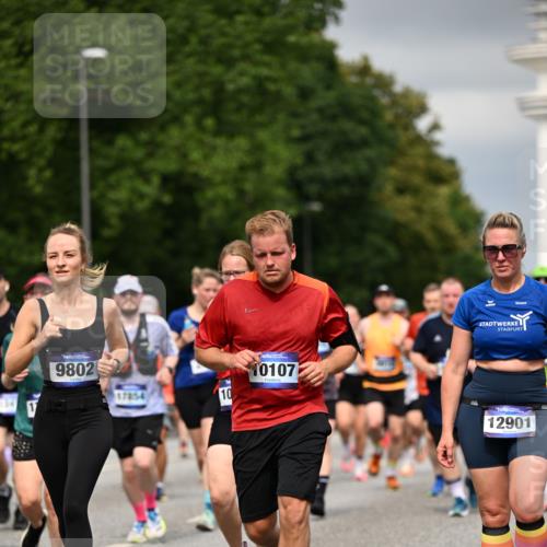 29.06.2025 - hella hamburg halbmarathon Dr. Thomas Lammeyer http://msf.ph/oto/8385218 29.06.2025 10:20:22 Kennedybrücke 1212, 1244, 1599, 2071, 2165, 2436, 2803, 2912, 3030, 3134, 3156, 3176, 3484, 3648, 4478, 4583, 4637, 6024, 6742, 6935, 7158, 7753, 7792, 8169, 8263, 8274, 8295, 8554, 8597, 8645, 8707, 8847, 9601, 9628, 9784, 9802, 9810, 10107, 10139, 10141, 10183, 10292, 10575, 10844, 11236, 11344, 11345, 11428 meine-sportfotos.de