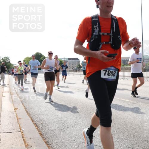 29.06.2025 - hella hamburg halbmarathon Lena Gebhardt http://msf.ph/oto/8385266 29.06.2025 10:02:55 Lombardsbrücke 6997, 2908, 7888, 1414, 1482, 1702, 1733, 2685, 2712, 2780, 2782, 2810, 2819, 3225, 3572, 3630, 3780, 3919, 4204, 4613, 4665, 4904, 5734, 6208, 6217, 6752, 6815, 6997, 7049, 7210, 7211, 7869, 7888, 8003, 8364, 8481, 8483, 8614, 8624, 8662, 8749, 9006, 9131, 9439, 9554, 9986, 10128, 10295, 10539, 10824, 11250, 11515, 11702, 11782, 11935, 11968, 12169, 12177, 12422, 12908, 13036, 13664, 13874, 14224 meine-sportfotos.de