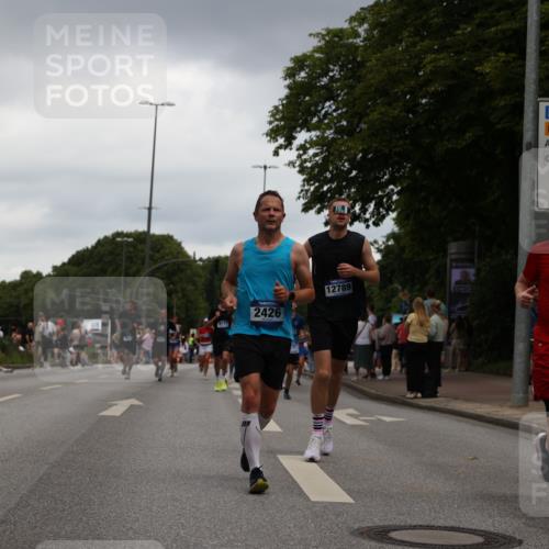 29.06.2025 - hella hamburg halbmarathon Yannick Fuchs http://msf.ph/oto/8385343 29.06.2025 10:55:14 20KM 1188, 1453, 1823, 2426, 2661, 5379, 5602, 5603, 5613, 5775, 6674, 6708, 6921, 7033, 7250, 7757, 7759, 8177, 8483, 9071, 9453, 9611, 9752, 9984, 10295, 10882, 11515, 12377, 12789, 12908, 13516, 13558, 15008, 16614, 16621, 17145, 17181, 17226, 17670, 17951, 18133 meine-sportfotos.de