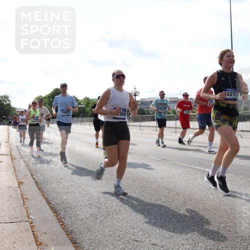 29.06.2025 - hella hamburg halbmarathon Lena Gebhardt http://msf.ph/oto/8385431 29.06.2025 10:02:55 Lombardsbrücke 14456, 6997, 908, 8481, 8483, 681, 5217, 1414, 1482, 1702, 1733, 2685, 2712, 2780, 2782, 2810, 2819, 3225, 3572, 3630, 3780, 3919, 4204, 4613, 4665, 4904, 5734, 6208, 6217, 6752, 6815, 6997, 7049, 7210, 7211, 7869, 7888, 8003, 8364, 8481, 8483, 8614, 8624, 8662, 8749, 9006, 9131, 9439, 9554, 9986, 10128, 10295, 10539, 10824, 11250, 11515, 11702, 11782, 11935, 11968, 12169, 12177, 12422, 12908, 13036, 13664, 13874, 14224 meine-sportfotos.de
