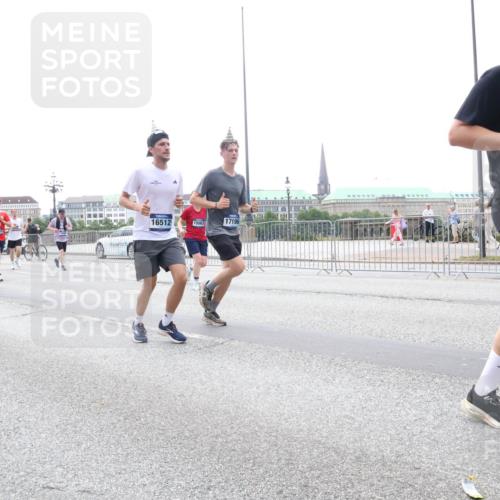 29.06.2025 - hella hamburg halbmarathon Lena Gebhardt http://msf.ph/oto/8385448 29.06.2025 10:49:43 Lombardsbrücke 16512, 3943, 15063, 17196, 1040, 1041, 1487, 1511, 1525, 1625, 1805, 1888, 2067, 2212, 2466, 2527, 2541, 2668, 2862, 2927, 2997, 3070, 3183, 3232, 3383, 3943, 4525, 4527, 4589, 4769, 4809, 4870, 5076, 5106, 5463, 5552, 5694, 5749, 5751, 6191, 6694, 6989, 7301, 7305, 7339, 7366, 7650, 7679, 7936, 8065, 8549, 9015, 9162, 9245, 9261, 10033, 10130, 10333, 10403, 10479, 10683, 10704, 11558, 11631, 12124, 12388, 13309, 13764, 14545, 14692 meine-sportfotos.de