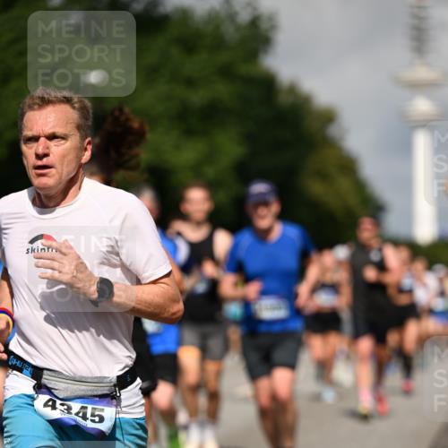 29.06.2025 - hella hamburg halbmarathon Dr. Thomas Lammeyer http://msf.ph/oto/8385505 29.06.2025 09:59:23 Kennedybrücke 1151, 1200, 1216, 1461, 1630, 1683, 1689, 1696, 1706, 2207, 2706, 2708, 3213, 3654, 3692, 3945, 3985, 4033, 4088, 4121, 4127, 4189, 4324, 4345, 4601, 4847, 4890, 4938, 5421, 5459, 5915, 6009, 6054, 6421, 6481, 6532, 6691, 6938, 7052, 7056, 7269, 7312, 7332, 7367, 7657, 8139, 8153, 8205, 8216, 8234, 8302, 8454, 8577, 8720, 8856, 8899, 8927, 8955, 8977, 9386, 9491, 9529, 9551, 9786, 9934, 9959, 10115, 10184, 10263, 10811, 11356 meine-sportfotos.de