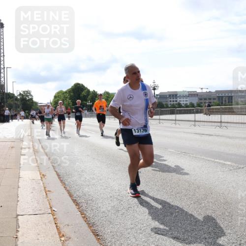 29.06.2025 - hella hamburg halbmarathon Lena Gebhardt http://msf.ph/oto/8385620 29.06.2025 10:15:48 Lombardsbrücke 13179, 1156, 1308, 1440, 1651, 2071, 2076, 2110, 2165, 2436, 2720, 2989, 3167, 3417, 4007, 4466, 4492, 4494, 4828, 5069, 5423, 5739, 6376, 6576, 7809, 7810, 7897, 7941, 7942, 8169, 8554, 8746, 8885, 9192, 9307, 9423, 9657, 9675, 9784, 9997, 10108, 10608, 10775, 10858, 11113, 11303, 11478, 11774, 11783, 11818, 12427, 12457, 12469, 12521, 13179, 13197, 13453, 13500, 13818, 13951, 14413, 14423, 14550, 14552, 15150, 15307, 15740 meine-sportfotos.de