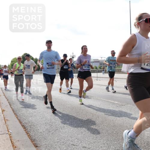 29.06.2025 - hella hamburg halbmarathon Lena Gebhardt http://msf.ph/oto/8385700 29.06.2025 10:02:56 Lombardsbrücke 14456, 6997, 15698, 16160, 14224, 8481, 2908, 1414, 1482, 1702, 1733, 2685, 2712, 2780, 2782, 2810, 2819, 3225, 3572, 3630, 3780, 3919, 4204, 4613, 4665, 4904, 5734, 6208, 6217, 6752, 6815, 6997, 7049, 7210, 7211, 7706, 7888, 8003, 8364, 8481, 8483, 8614, 8624, 8662, 8749, 9006, 9131, 9439, 9554, 9986, 10128, 10295, 10539, 10824, 11250, 11515, 11702, 11782, 11935, 11968, 12169, 12177, 12422, 12908, 13036, 13474, 13664, 13874, 14224 meine-sportfotos.de