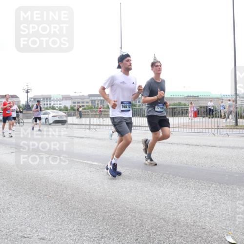 29.06.2025 - hella hamburg halbmarathon Lena Gebhardt http://msf.ph/oto/8385716 29.06.2025 10:49:43 Lombardsbrücke 3943, 16512, 17196, 1040, 1041, 1487, 1511, 1525, 1625, 1805, 1888, 2067, 2212, 2466, 2527, 2541, 2668, 2862, 2927, 2997, 3070, 3183, 3232, 3383, 3943, 4525, 4527, 4589, 4769, 4809, 4870, 5076, 5106, 5463, 5552, 5694, 5749, 5751, 6191, 6694, 6989, 7301, 7305, 7339, 7366, 7650, 7679, 7936, 8065, 8549, 9015, 9162, 9245, 9261, 10033, 10130, 10333, 10403, 10479, 10683, 10704, 11558, 11631, 12124, 12388, 13309, 13764, 14545, 14692 meine-sportfotos.de