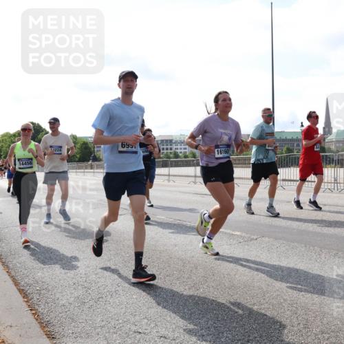 29.06.2025 - hella hamburg halbmarathon Lena Gebhardt http://msf.ph/oto/8385812 29.06.2025 10:02:56 Lombardsbrücke 14456, 224, 6957, 16160, 1414, 1482, 1702, 1733, 2685, 2712, 2780, 2782, 2810, 2819, 3225, 3572, 3630, 3780, 3919, 4204, 4613, 4665, 4904, 5734, 6208, 6217, 6752, 6815, 6997, 7049, 7210, 7211, 7706, 7888, 8003, 8364, 8481, 8483, 8614, 8624, 8662, 8749, 9006, 9131, 9439, 9554, 9986, 10128, 10295, 10539, 10824, 11250, 11515, 11702, 11782, 11935, 11968, 12169, 12177, 12422, 12908, 13036, 13474, 13664, 13874, 14224 meine-sportfotos.de