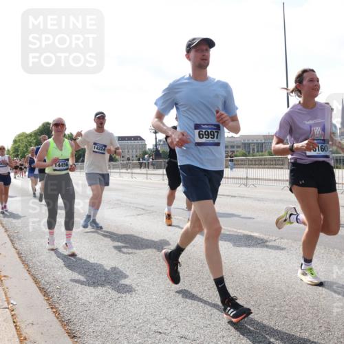 29.06.2025 - hella hamburg halbmarathon Lena Gebhardt http://msf.ph/oto/8385869 29.06.2025 10:02:57 Lombardsbrücke 14456, 14224, 6997, 160, 848, 1414, 1482, 1702, 2685, 2780, 2782, 2810, 2819, 3225, 3572, 3630, 3919, 4204, 4613, 4665, 4904, 5734, 6208, 6217, 6752, 6815, 6997, 7210, 7211, 7706, 7888, 8003, 8364, 8481, 8483, 8614, 8624, 8662, 8749, 9006, 9439, 9554, 9986, 10128, 10295, 10539, 10824, 11250, 11515, 11702, 11782, 11935, 11968, 12169, 12177, 12422, 12908, 13036, 13474, 13664, 13874, 14224 meine-sportfotos.de