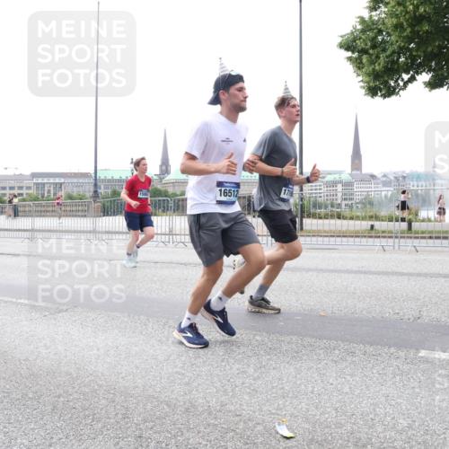 29.06.2025 - hella hamburg halbmarathon Lena Gebhardt http://msf.ph/oto/8385916 29.06.2025 10:49:44 Lombardsbrücke 15063, 16512, 1719, 1040, 1041, 1487, 1511, 1525, 1625, 1805, 1888, 2067, 2212, 2466, 2527, 2668, 2862, 2997, 3183, 3232, 3383, 3943, 4525, 4527, 4589, 4769, 4809, 4870, 5076, 5106, 5463, 5552, 5694, 5749, 5751, 6191, 6694, 6989, 7301, 7305, 7339, 7366, 7650, 7679, 8065, 8549, 9015, 9162, 9261, 10130, 10333, 10403, 10479, 10683, 10704, 11558, 11631, 12124, 12388, 13309, 13764, 14545, 14692 meine-sportfotos.de
