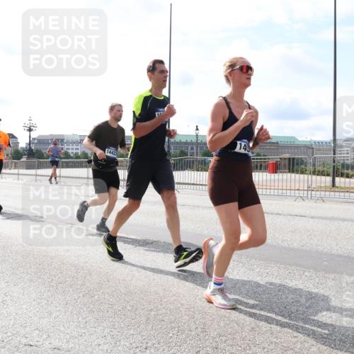 29.06.2025 - hella hamburg halbmarathon Lena Gebhardt http://msf.ph/oto/8386013 29.06.2025 10:15:50 Lombardsbrücke 12469, 14423, 14, 1156, 1308, 1440, 1651, 2071, 2076, 2110, 2165, 2436, 2720, 2989, 3167, 3417, 4007, 4466, 4492, 4494, 4828, 5046, 5069, 5423, 5739, 6376, 6576, 7809, 7810, 7897, 7941, 7942, 8169, 8554, 8746, 8885, 9192, 9307, 9423, 9657, 9675, 9784, 10108, 10608, 10775, 10858, 11113, 11303, 11478, 11774, 11783, 11818, 12427, 12457, 12469, 12521, 13179, 13197, 13453, 13500, 13818, 13951, 14413, 14423, 14550, 14552, 15150, 15307, 15740 meine-sportfotos.de