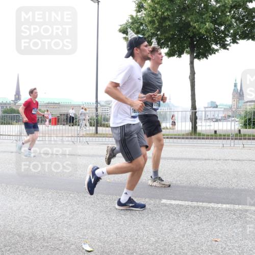29.06.2025 - hella hamburg halbmarathon Lena Gebhardt http://msf.ph/oto/8386024 29.06.2025 10:49:44 Lombardsbrücke 103, 1719, 1040, 1041, 1487, 1511, 1525, 1625, 1805, 1888, 2067, 2212, 2466, 2527, 2668, 2862, 2997, 3183, 3232, 3383, 3943, 4525, 4527, 4589, 4769, 4809, 4870, 5076, 5106, 5463, 5552, 5694, 5749, 5751, 6191, 6694, 6989, 7301, 7305, 7339, 7366, 7650, 7679, 8065, 8549, 9015, 9162, 9261, 10130, 10333, 10403, 10479, 10683, 10704, 11558, 11631, 12124, 12388, 13309, 13764, 14545, 14692 meine-sportfotos.de
