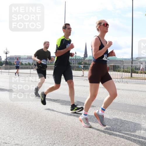 29.06.2025 - hella hamburg halbmarathon Lena Gebhardt http://msf.ph/oto/8386070 29.06.2025 10:15:50 Lombardsbrücke 10608, 12469, 14423, 1156, 1308, 1440, 1651, 2071, 2076, 2110, 2165, 2436, 2720, 2989, 3167, 3417, 4007, 4466, 4492, 4494, 4828, 5046, 5069, 5423, 5739, 6376, 6576, 7809, 7810, 7897, 7941, 7942, 8169, 8554, 8746, 8885, 9192, 9307, 9423, 9657, 9675, 9784, 10108, 10608, 10775, 10858, 11113, 11303, 11478, 11774, 11783, 11818, 12427, 12457, 12469, 12521, 13179, 13197, 13453, 13500, 13818, 13951, 14413, 14423, 14550, 14552, 15150, 15307, 15740 meine-sportfotos.de