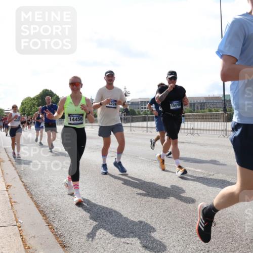 29.06.2025 - hella hamburg halbmarathon Lena Gebhardt http://msf.ph/oto/8386081 29.06.2025 10:02:57 Lombardsbrücke 14456, 4224, 15698, 6997, 8481, 1414, 1482, 1702, 2685, 2780, 2782, 2810, 2819, 3225, 3572, 3630, 3919, 4204, 4613, 4665, 4904, 5734, 6208, 6217, 6752, 6815, 6997, 7210, 7211, 7706, 7888, 8003, 8364, 8481, 8483, 8614, 8624, 8662, 8749, 9006, 9439, 9554, 9986, 10128, 10295, 10539, 10824, 11250, 11515, 11702, 11782, 11935, 11968, 12169, 12177, 12422, 12908, 13036, 13474, 13664, 13874, 14224 meine-sportfotos.de