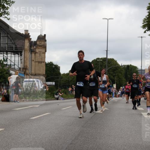 29.06.2025 - hella hamburg halbmarathon Yannick Fuchs http://msf.ph/oto/8386261 29.06.2025 10:55:20 20KM 1823, 2391, 2426, 2591, 4068, 5379, 5613, 5775, 5870, 6674, 7033, 7250, 7757, 8177, 8483, 8531, 9071, 9453, 9611, 9752, 9932, 9984, 10031, 10295, 10882, 11515, 12377, 12787, 12789, 12908, 13064, 13086, 13558, 14628, 15008, 16614, 17181, 17670, 18133 meine-sportfotos.de