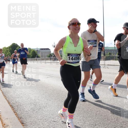 29.06.2025 - hella hamburg halbmarathon Lena Gebhardt http://msf.ph/oto/8386353 29.06.2025 10:02:58 Lombardsbrücke 3630, 15963, 14456, 14224, 935, 15698, 1135, 1138, 1414, 1450, 1482, 1702, 2780, 2782, 2810, 2819, 3225, 3572, 3630, 3919, 4204, 4613, 4665, 4904, 5734, 6208, 6217, 6752, 6815, 6997, 7210, 7211, 7706, 7888, 8003, 8364, 8481, 8483, 8614, 8624, 8662, 8749, 9006, 9439, 9554, 9986, 10128, 10295, 10539, 10824, 11250, 11515, 11702, 11782, 11935, 11968, 12169, 12177, 12422, 12908, 13036, 13474, 13664, 13732, 13857, 13874, 14224 meine-sportfotos.de