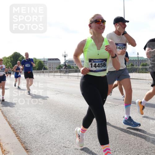 29.06.2025 - hella hamburg halbmarathon Lena Gebhardt http://msf.ph/oto/8386445 29.06.2025 10:02:58 Lombardsbrücke 3630, 15963, 14456, 14224, 15698, 1135, 1138, 1414, 1450, 1482, 1702, 2780, 2782, 2810, 2819, 3225, 3572, 3630, 3919, 4204, 4613, 4665, 4904, 5734, 6208, 6217, 6752, 6815, 6997, 7210, 7211, 7706, 7888, 8003, 8364, 8481, 8483, 8614, 8624, 8662, 8749, 9006, 9439, 9554, 9986, 10128, 10295, 10539, 10824, 11250, 11515, 11702, 11782, 11935, 11968, 12169, 12177, 12422, 12908, 13036, 13474, 13664, 13732, 13857, 13874, 14224 meine-sportfotos.de