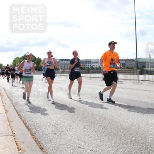 29.06.2025 - hella hamburg halbmarathon Lena Gebhardt http://msf.ph/oto/8386595 29.06.2025 10:15:51 Lombardsbrücke 942, 794, 10608, 12469, 1156, 1308, 1440, 1651, 2071, 2076, 2110, 2165, 2436, 2720, 2989, 3167, 3417, 4007, 4466, 4492, 4494, 4828, 5046, 5069, 5423, 5739, 6376, 6576, 7809, 7897, 7941, 7942, 8169, 8274, 8554, 8746, 8885, 9192, 9307, 9423, 9657, 9675, 9784, 9802, 10107, 10108, 10608, 10775, 10858, 11113, 11303, 11478, 11774, 11783, 11818, 12427, 12457, 12469, 12521, 13179, 13197, 13453, 13500, 13818, 13951, 14413, 14423, 14550, 14552, 15307 meine-sportfotos.de