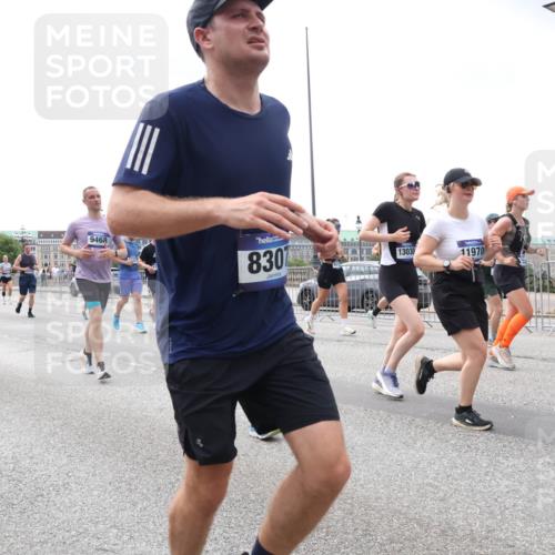 29.06.2025 - hella hamburg halbmarathon Lena Gebhardt http://msf.ph/oto/8386748 29.06.2025 10:40:32 Lombardsbrücke 6076, 6363, 9468, 830, 13030, 11970, 1018, 1037, 1075, 1291, 1323, 1691, 2019, 2042, 2109, 2173, 2206, 2254, 2299, 2515, 2572, 2762, 2763, 2866, 3121, 3237, 3293, 3295, 3306, 3432, 3515, 3607, 3694, 3808, 3810, 4044, 4173, 4271, 4411, 4471, 4612, 4756, 4906, 4972, 5059, 5113, 5263, 5351, 5352, 5702, 5975, 6076, 6097, 6163, 6229, 6278, 6280, 6289, 6363, 6463, 6548, 6673, 6750, 6866, 6876, 6890, 6920, 7108, 7174, 7293, 7675, 7850, 7956, 8053, 8054, 8307, 8378, 8391 meine-sportfotos.de
