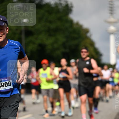 29.06.2025 - hella hamburg halbmarathon Dr. Thomas Lammeyer http://msf.ph/oto/8386760 29.06.2025 09:59:26 Kennedybrücke 1151, 1200, 1216, 1461, 1630, 1683, 1689, 1696, 1706, 2207, 2706, 3213, 3654, 3692, 3945, 3985, 4033, 4088, 4121, 4127, 4189, 4324, 4345, 4601, 4847, 4890, 4938, 5421, 5459, 6009, 6054, 6421, 6481, 6532, 6691, 6938, 7056, 7100, 7224, 7269, 7312, 7332, 7367, 7657, 8139, 8153, 8205, 8216, 8234, 8302, 8454, 8577, 8720, 8856, 8899, 8955, 8977, 9491, 9551, 9934, 9959, 10115, 10263, 10811, 11356 meine-sportfotos.de