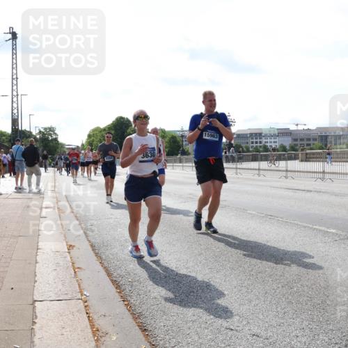 29.06.2025 - hella hamburg halbmarathon Lena Gebhardt http://msf.ph/oto/8386846 29.06.2025 10:02:59 Lombardsbrücke 4204, 3630, 15963, 1135, 1138, 1414, 1450, 1482, 1702, 2780, 2782, 2810, 2819, 3225, 3572, 3630, 3919, 4204, 4613, 4665, 4904, 5734, 6208, 6217, 6752, 6815, 6997, 7210, 7211, 7706, 7888, 8003, 8364, 8481, 8483, 8614, 8624, 8662, 9006, 9439, 9554, 9986, 10128, 10295, 10539, 10824, 11250, 11515, 11702, 11782, 11935, 11968, 12169, 12177, 12422, 12908, 13036, 13474, 13664, 13732, 13857, 13874, 14224 meine-sportfotos.de