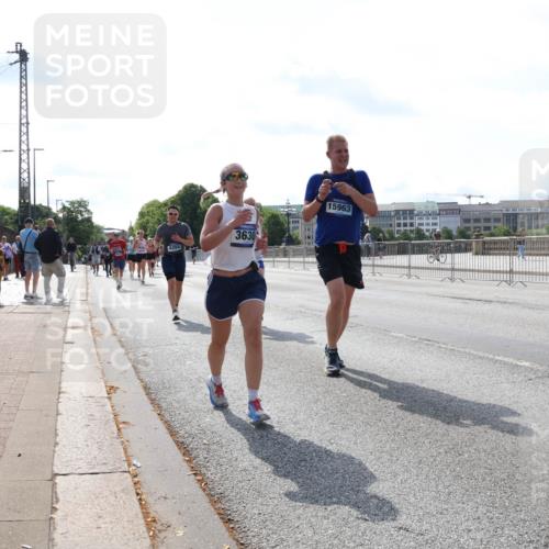 29.06.2025 - hella hamburg halbmarathon Lena Gebhardt http://msf.ph/oto/8386887 29.06.2025 10:02:59 Lombardsbrücke 4204, 3630, 15963, 1135, 1138, 1414, 1450, 1482, 1702, 2780, 2782, 2810, 2819, 3225, 3572, 3630, 3919, 4204, 4613, 4665, 4904, 5734, 6208, 6217, 6752, 6815, 6997, 7210, 7211, 7706, 7888, 8003, 8364, 8481, 8483, 8614, 8624, 8662, 9006, 9439, 9554, 9986, 10128, 10295, 10539, 10824, 11250, 11515, 11702, 11782, 11935, 11968, 12169, 12177, 12422, 12908, 13036, 13474, 13664, 13732, 13857, 13874, 14224 meine-sportfotos.de