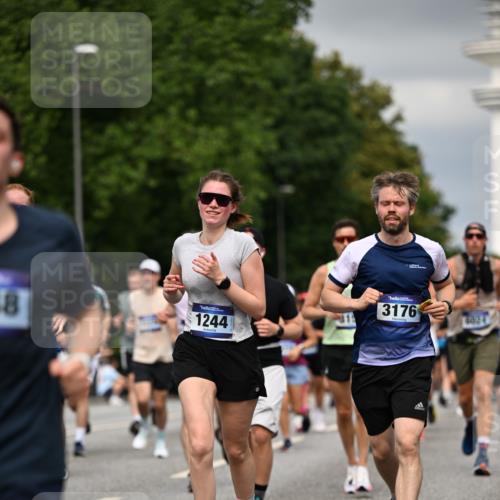 29.06.2025 - hella hamburg halbmarathon Dr. Thomas Lammeyer http://msf.ph/oto/8386924 29.06.2025 10:20:31 Kennedybrücke 1244, 1599, 2165, 2347, 2803, 2912, 3030, 3134, 3156, 3176, 3484, 3648, 3687, 4478, 4637, 5036, 6024, 6742, 6935, 7158, 7358, 7753, 7792, 8263, 8295, 8597, 8645, 8707, 8847, 8857, 9332, 9492, 9628, 9802, 9810, 9891, 10076, 10107, 10139, 10141, 10183, 10292, 10575, 11236, 11344, 11345, 11428 meine-sportfotos.de