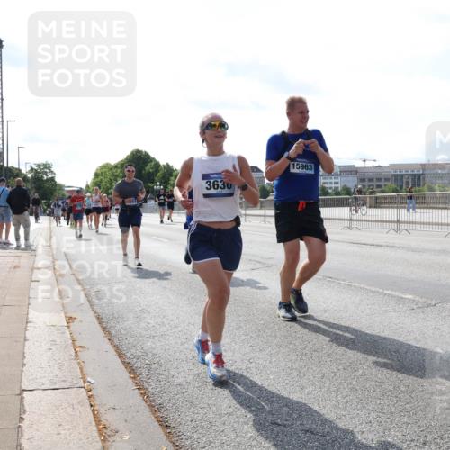 29.06.2025 - hella hamburg halbmarathon Lena Gebhardt http://msf.ph/oto/8386927 29.06.2025 10:03:00 Lombardsbrücke 3630, 15963, 1135, 1138, 1414, 1450, 1482, 1702, 2594, 2780, 2782, 2810, 2819, 3225, 3572, 3630, 3919, 4204, 4613, 4665, 4904, 5734, 6208, 6217, 6752, 6815, 6997, 7210, 7211, 7290, 7706, 7888, 7935, 8003, 8364, 8481, 8483, 8614, 8624, 8662, 9006, 9439, 9554, 9986, 10128, 10295, 10539, 10824, 11250, 11515, 11702, 11782, 11935, 11968, 12169, 12177, 12422, 12908, 13036, 13474, 13664, 13732, 13857, 13874, 14224 meine-sportfotos.de