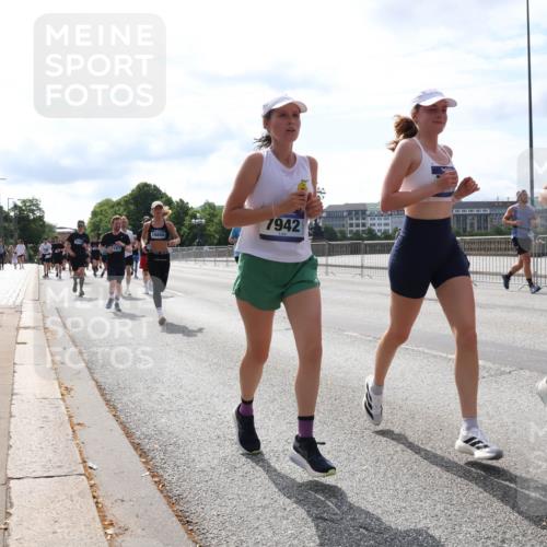 29.06.2025 - hella hamburg halbmarathon Lena Gebhardt http://msf.ph/oto/8386957 29.06.2025 10:15:52 Lombardsbrücke 16606, 3167, 7942, 10608, 1156, 1308, 1440, 1651, 2071, 2076, 2110, 2165, 2436, 2720, 2803, 2989, 3167, 3417, 4007, 4466, 4492, 4494, 4828, 5046, 5069, 5423, 5739, 6376, 6576, 7897, 7941, 7942, 8169, 8274, 8554, 8746, 8885, 9192, 9307, 9423, 9657, 9675, 9784, 9802, 10107, 10108, 10608, 10775, 10844, 10858, 11113, 11303, 11478, 11774, 11783, 11818, 12427, 12457, 12469, 12521, 13179, 13197, 13818, 13951, 14413, 14423, 14550, 14552, 15307 meine-sportfotos.de