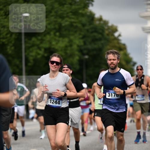 29.06.2025 - hella hamburg halbmarathon Dr. Thomas Lammeyer http://msf.ph/oto/8386963 29.06.2025 10:20:31 Kennedybrücke 1244, 1599, 2165, 2347, 2803, 2912, 3030, 3134, 3156, 3176, 3484, 3648, 3687, 4478, 4637, 5036, 6024, 6742, 6935, 7158, 7358, 7753, 7792, 8263, 8295, 8597, 8645, 8707, 8847, 8857, 9332, 9492, 9628, 9802, 9810, 9891, 10076, 10107, 10139, 10141, 10183, 10292, 10575, 11236, 11344, 11345, 11428 meine-sportfotos.de