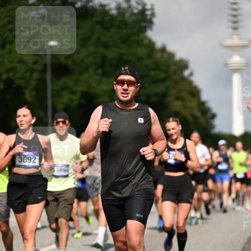 29.06.2025 - hella hamburg halbmarathon Dr. Thomas Lammeyer http://msf.ph/oto/8386974 29.06.2025 09:59:28 Kennedybrücke 1151, 1200, 1216, 1461, 1630, 1683, 1689, 1696, 1706, 2207, 2706, 3213, 3654, 3692, 3945, 4033, 4088, 4127, 4189, 4324, 4345, 4601, 4847, 4890, 4938, 5421, 6009, 6481, 6691, 6938, 6994, 7056, 7100, 7224, 7269, 7312, 7332, 7367, 7657, 8139, 8205, 8216, 8234, 8302, 8454, 8720, 8856, 8899, 8955, 8977, 9491, 9551, 9934, 9959, 10115, 10263, 10811, 11356 meine-sportfotos.de