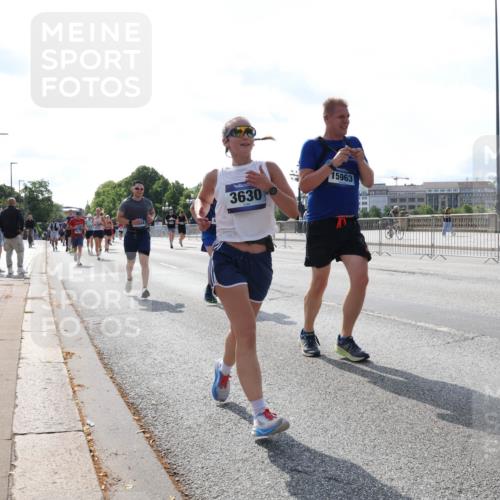 29.06.2025 - hella hamburg halbmarathon Lena Gebhardt http://msf.ph/oto/8387009 29.06.2025 10:03:00 Lombardsbrücke 3630, 15963, 1135, 1138, 1414, 1450, 1482, 1702, 2594, 2780, 2782, 2810, 2819, 3225, 3572, 3630, 3919, 4204, 4613, 4665, 4904, 5734, 6208, 6217, 6752, 6815, 6997, 7210, 7211, 7290, 7706, 7888, 7935, 8003, 8364, 8481, 8483, 8614, 8624, 8662, 9006, 9439, 9554, 9986, 10128, 10295, 10539, 10824, 11250, 11515, 11702, 11782, 11935, 11968, 12169, 12177, 12422, 12908, 13036, 13474, 13664, 13732, 13857, 13874, 14224 meine-sportfotos.de