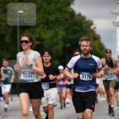 29.06.2025 - hella hamburg halbmarathon Dr. Thomas Lammeyer http://msf.ph/oto/8387011 29.06.2025 10:20:32 Kennedybrücke 1244, 1599, 2165, 2347, 2803, 2912, 3023, 3030, 3134, 3156, 3176, 3484, 3648, 3687, 4478, 4637, 5036, 6024, 6742, 6935, 7158, 7358, 7753, 7792, 8263, 8295, 8597, 8645, 8707, 8847, 8857, 9332, 9492, 9628, 9802, 9810, 9891, 10076, 10107, 10139, 10141, 10183, 10292, 10575, 11236, 11344, 11345, 11428 meine-sportfotos.de