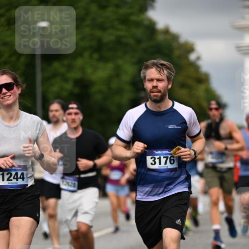 29.06.2025 - hella hamburg halbmarathon Dr. Thomas Lammeyer http://msf.ph/oto/8387056 29.06.2025 10:20:32 Kennedybrücke 1244, 1599, 2165, 2347, 2803, 2912, 3023, 3030, 3134, 3156, 3176, 3484, 3648, 3687, 4478, 4637, 5036, 6024, 6742, 6935, 7158, 7358, 7753, 7792, 8263, 8295, 8597, 8645, 8707, 8847, 8857, 9332, 9492, 9628, 9802, 9810, 9891, 10076, 10107, 10139, 10141, 10183, 10292, 10575, 11236, 11344, 11345, 11428 meine-sportfotos.de