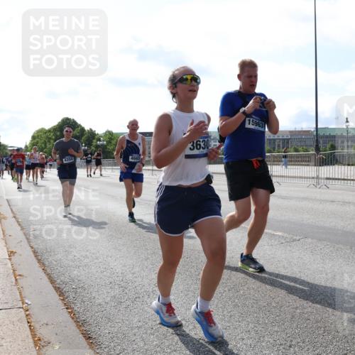 29.06.2025 - hella hamburg halbmarathon Lena Gebhardt http://msf.ph/oto/8387085 29.06.2025 10:03:00 Lombardsbrücke 4204, 4665, 3630, 15963, 1135, 1138, 1414, 1450, 1482, 1702, 2594, 2780, 2782, 2810, 2819, 3225, 3572, 3630, 3919, 4204, 4613, 4665, 4904, 5734, 6208, 6217, 6752, 6815, 6997, 7210, 7211, 7290, 7706, 7888, 7935, 8003, 8364, 8481, 8483, 8614, 8624, 8662, 9006, 9439, 9554, 9986, 10128, 10295, 10539, 10824, 11250, 11515, 11702, 11782, 11935, 11968, 12169, 12177, 12422, 12908, 13036, 13474, 13664, 13732, 13857, 13874, 14224 meine-sportfotos.de