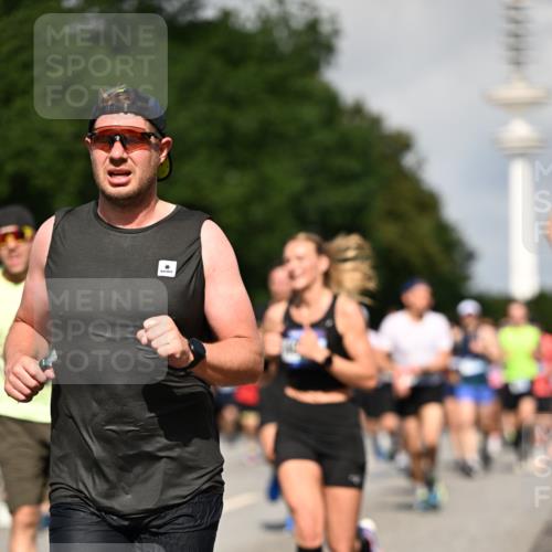 29.06.2025 - hella hamburg halbmarathon Dr. Thomas Lammeyer http://msf.ph/oto/8387125 29.06.2025 09:59:29 Kennedybrücke 1151, 1200, 1216, 1461, 1630, 1683, 1689, 1696, 1706, 2207, 2706, 3213, 3654, 3692, 3945, 4033, 4088, 4127, 4189, 4324, 4345, 4601, 4847, 4890, 4938, 5421, 5708, 6009, 6481, 6691, 6938, 6994, 7056, 7100, 7224, 7269, 7312, 7332, 7367, 7657, 8139, 8205, 8216, 8234, 8302, 8454, 8856, 8899, 8955, 8977, 9491, 9551, 9934, 10115, 10263, 10596, 10811, 11356 meine-sportfotos.de