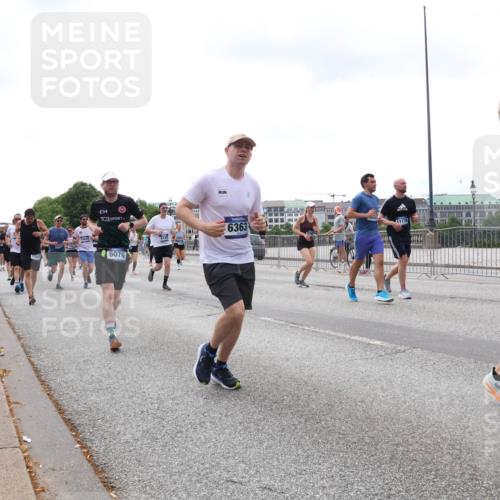 29.06.2025 - hella hamburg halbmarathon Lena Gebhardt http://msf.ph/oto/8387158 29.06.2025 10:40:33 Lombardsbrücke 6076, 12501, 6363, 11176, 9468, 1018, 1037, 1075, 1291, 1323, 1691, 2019, 2042, 2109, 2173, 2206, 2254, 2299, 2515, 2572, 2762, 2763, 2866, 3121, 3237, 3293, 3295, 3306, 3432, 3515, 3607, 3694, 3808, 3810, 4044, 4173, 4271, 4411, 4471, 4612, 4756, 4906, 4972, 5059, 5113, 5263, 5351, 5352, 5702, 5975, 6076, 6097, 6163, 6229, 6278, 6280, 6289, 6363, 6463, 6548, 6673, 6866, 6876, 6890, 6920, 7108, 7174, 7293, 7675, 7850, 7956, 8053, 8054, 8307, 8378, 8391 meine-sportfotos.de