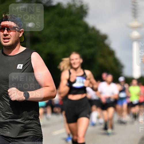 29.06.2025 - hella hamburg halbmarathon Dr. Thomas Lammeyer http://msf.ph/oto/8387168 29.06.2025 09:59:29 Kennedybrücke 1151, 1200, 1216, 1461, 1630, 1683, 1689, 1696, 1706, 2207, 2706, 3213, 3654, 3692, 3945, 4033, 4088, 4127, 4189, 4324, 4345, 4601, 4847, 4890, 4938, 5421, 5708, 6009, 6481, 6691, 6938, 6994, 7056, 7100, 7224, 7269, 7312, 7332, 7367, 7657, 8139, 8205, 8216, 8234, 8302, 8454, 8856, 8899, 8955, 8977, 9491, 9551, 9934, 10115, 10263, 10596, 10811, 11356 meine-sportfotos.de