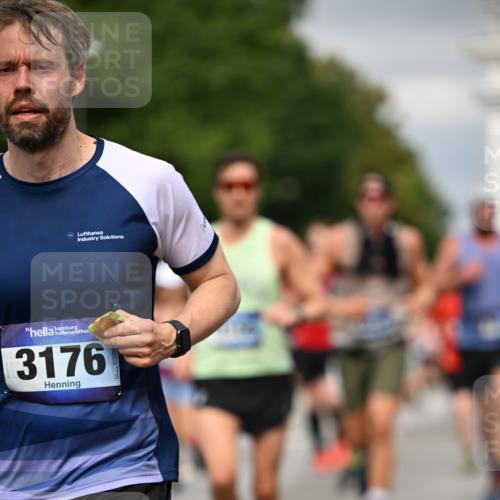 29.06.2025 - hella hamburg halbmarathon Dr. Thomas Lammeyer http://msf.ph/oto/8387270 29.06.2025 10:20:34 Kennedybrücke 1244, 1599, 2165, 2347, 2803, 2912, 3023, 3030, 3134, 3156, 3176, 3484, 3648, 3687, 4478, 4637, 5036, 6024, 6742, 6935, 7158, 7358, 7753, 7792, 7924, 8263, 8295, 8317, 8597, 8645, 8707, 8847, 8857, 9091, 9332, 9492, 9628, 9664, 9676, 9802, 9810, 9891, 10076, 10107, 10139, 10141, 10183, 10575, 11236, 11344, 11345, 11428 meine-sportfotos.de