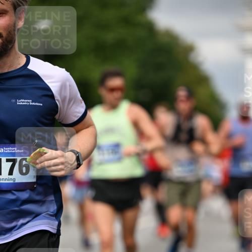 29.06.2025 - hella hamburg halbmarathon Dr. Thomas Lammeyer http://msf.ph/oto/8387299 29.06.2025 10:20:34 Kennedybrücke 1244, 1599, 2165, 2347, 2803, 2912, 3023, 3030, 3134, 3156, 3176, 3484, 3648, 3687, 4478, 4637, 5036, 6024, 6742, 6935, 7158, 7358, 7753, 7792, 7924, 8263, 8295, 8317, 8597, 8645, 8707, 8847, 8857, 9091, 9332, 9492, 9628, 9664, 9676, 9802, 9810, 9891, 10076, 10107, 10139, 10141, 10183, 10575, 11236, 11344, 11345, 11428 meine-sportfotos.de