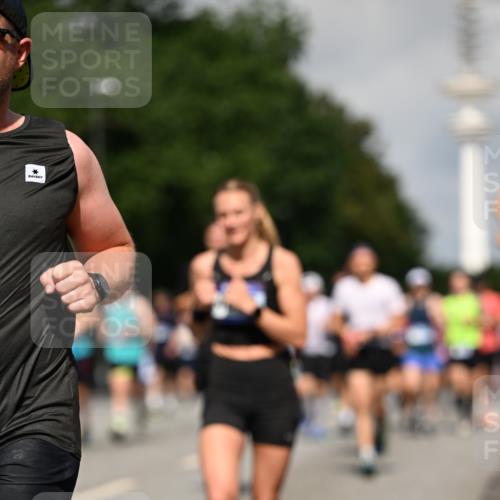 29.06.2025 - hella hamburg halbmarathon Dr. Thomas Lammeyer http://msf.ph/oto/8387318 29.06.2025 09:59:29 Kennedybrücke 1151, 1200, 1216, 1461, 1630, 1683, 1689, 1696, 1706, 2207, 2706, 3213, 3654, 3692, 3945, 4033, 4088, 4127, 4189, 4324, 4345, 4601, 4847, 4890, 4938, 5421, 5708, 6009, 6481, 6691, 6938, 6994, 7056, 7100, 7224, 7269, 7312, 7332, 7367, 7657, 8139, 8205, 8216, 8234, 8302, 8454, 8856, 8899, 8955, 8977, 9491, 9551, 9934, 10115, 10263, 10596, 10811, 11356 meine-sportfotos.de