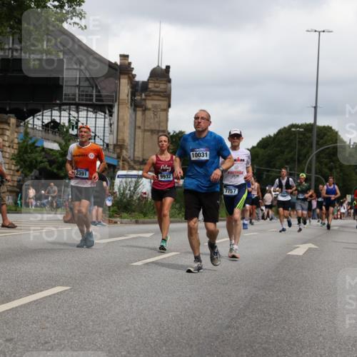 29.06.2025 - hella hamburg halbmarathon Yannick Fuchs http://msf.ph/oto/8387355 29.06.2025 10:55:32 20KM 2086, 2391, 2591, 3400, 4068, 5613, 5839, 5870, 6391, 7033, 7049, 7757, 8364, 8531, 8590, 9071, 9453, 9752, 9932, 10031, 10177, 10746, 10882, 11465, 11515, 12125, 12377, 12787, 13064, 13086, 13491, 13558, 13699, 14605, 14628, 15008, 15520, 15733, 16128, 16145, 16614, 17670 meine-sportfotos.de