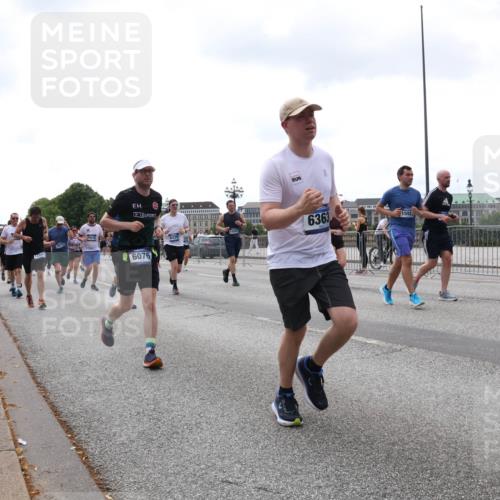 29.06.2025 - hella hamburg halbmarathon Lena Gebhardt http://msf.ph/oto/8387361 29.06.2025 10:40:34 Lombardsbrücke 14771, 12501, 6076, 6229, 6363, 1592, 1018, 1037, 1075, 1291, 1323, 1691, 2019, 2042, 2109, 2173, 2206, 2254, 2299, 2515, 2572, 2762, 2763, 3121, 3237, 3293, 3295, 3306, 3432, 3515, 3607, 3694, 3808, 3810, 4044, 4173, 4271, 4411, 4612, 4756, 4906, 4972, 5059, 5113, 5263, 5351, 5352, 5702, 5753, 5975, 6076, 6163, 6229, 6278, 6280, 6289, 6363, 6463, 6548, 6673, 6866, 6876, 6890, 6920, 7108, 7174, 7293, 7675, 7850, 7956, 8053, 8054, 8307, 8378, 8391, 8429, 8430 meine-sportfotos.de