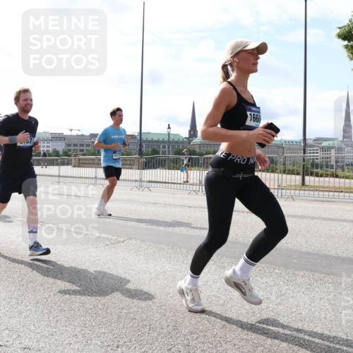 29.06.2025 - hella hamburg halbmarathon Lena Gebhardt http://msf.ph/oto/8387365 29.06.2025 10:15:55 Lombardsbrücke 1660, 11774, 12427, 16020, 1156, 1308, 1440, 1651, 2071, 2076, 2110, 2165, 2436, 2803, 2989, 3167, 3417, 4007, 4466, 4492, 4494, 4828, 5046, 5069, 5423, 5739, 6376, 6576, 7897, 7941, 7942, 8169, 8274, 8554, 8746, 8885, 9192, 9601, 9657, 9675, 9784, 9802, 10107, 10108, 10292, 10608, 10775, 10844, 10990, 11113, 11303, 11478, 11774, 11783, 11818, 12427, 12469, 12521, 13179, 13197, 13818, 13951, 14413, 14423, 14550, 14552, 15307 meine-sportfotos.de