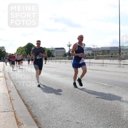 29.06.2025 - hella hamburg halbmarathon Lena Gebhardt http://msf.ph/oto/8387376 29.06.2025 10:03:01 Lombardsbrücke 4204, 1135, 1138, 1414, 1450, 1482, 1702, 2594, 2780, 2782, 2810, 2819, 3225, 3572, 3630, 3919, 4204, 4613, 4665, 4904, 5734, 6208, 6217, 6752, 6815, 6997, 7210, 7211, 7290, 7706, 7888, 7935, 8003, 8364, 8481, 8483, 8614, 8624, 8662, 9006, 9439, 9986, 10128, 10295, 10539, 10824, 11250, 11515, 11702, 11782, 11935, 11968, 12169, 12177, 12212, 12422, 12908, 13036, 13474, 13664, 13732, 13857, 13874, 14224 meine-sportfotos.de