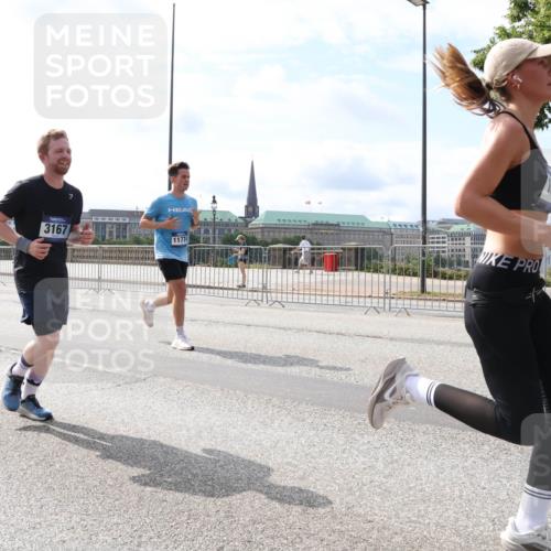 29.06.2025 - hella hamburg halbmarathon Lena Gebhardt http://msf.ph/oto/8387427 29.06.2025 10:15:55 Lombardsbrücke 3167, 12427, 11774, 1156, 1308, 1440, 1651, 2071, 2076, 2110, 2165, 2436, 2803, 2989, 3167, 3417, 4007, 4466, 4492, 4494, 4828, 5046, 5069, 5423, 5739, 6376, 6576, 7897, 7941, 7942, 8169, 8274, 8554, 8746, 8885, 9192, 9601, 9657, 9675, 9784, 9802, 10107, 10108, 10292, 10608, 10775, 10844, 10990, 11113, 11303, 11478, 11774, 11783, 11818, 12427, 12469, 12521, 13179, 13197, 13818, 13951, 14413, 14423, 14550, 14552, 15307 meine-sportfotos.de
